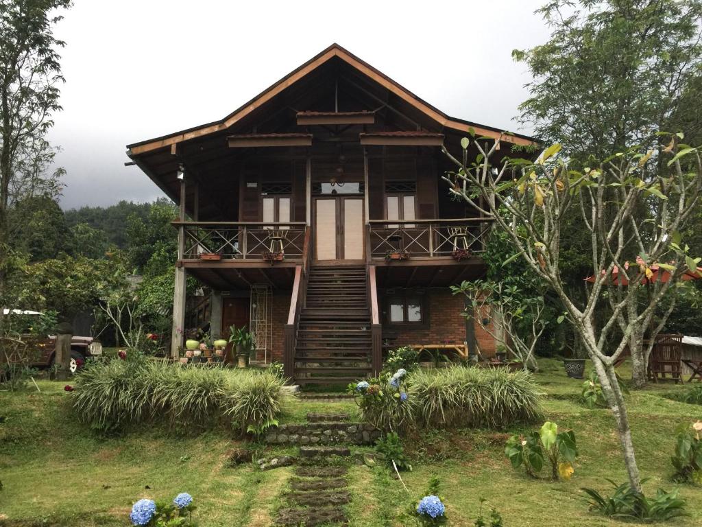 a house in the middle of a yard at Villa Diantie in Bogor