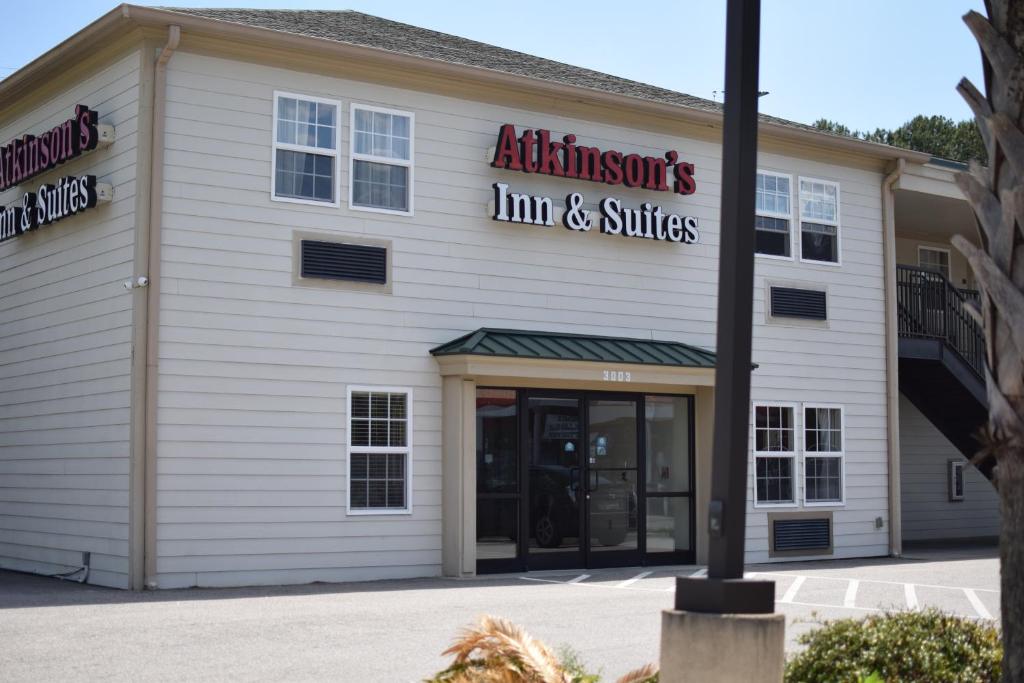 una entrada a una posada y suites en Atkinson Inn & Suites, en Lumberton