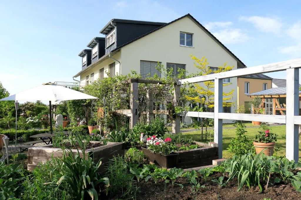 einen Garten vor einem Haus in der Unterkunft Apartments am Ringelberg in Erfurt