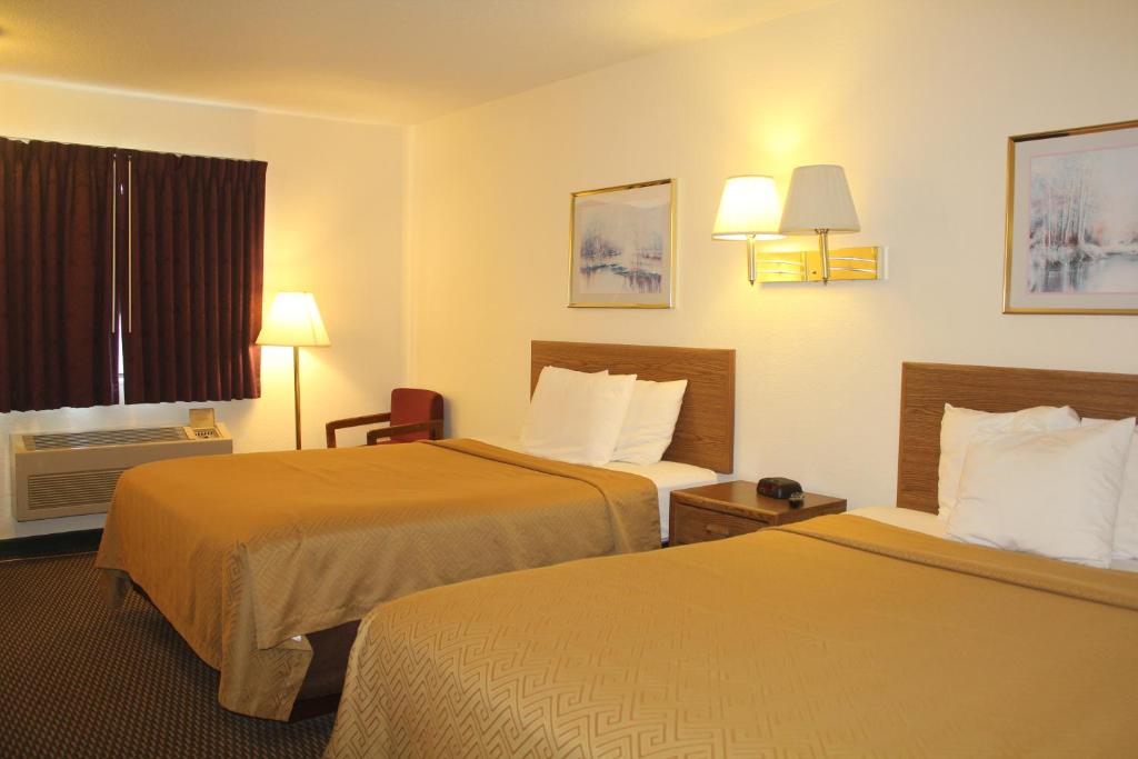 Habitación de hotel con 2 camas y ventana en Econo Lodge Oacoma, en Oacoma