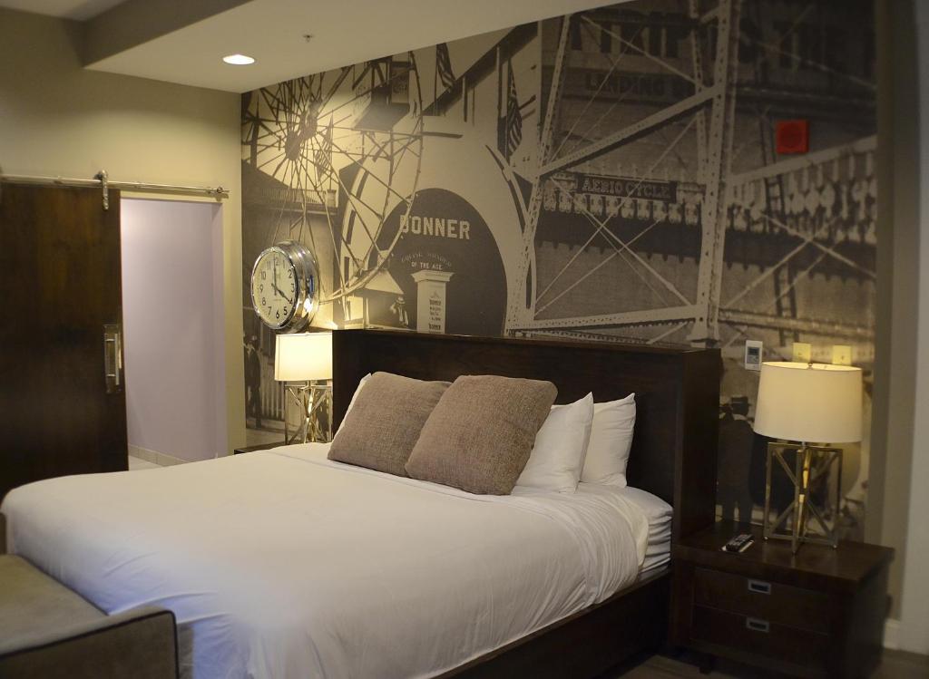 Postel nebo postele na pokoji v ubytování Hotel at the Lafayette Trademark Collection by Wyndham