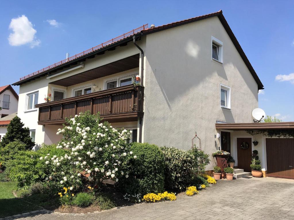 una casa con balcón y flores delante de ella en Ferienwohnung Kastl en Kastl