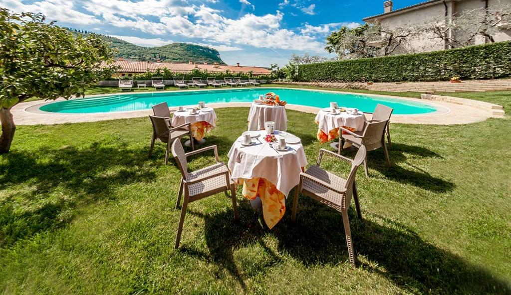 Bazén v ubytování Hotel Alessandra nebo v jeho okolí