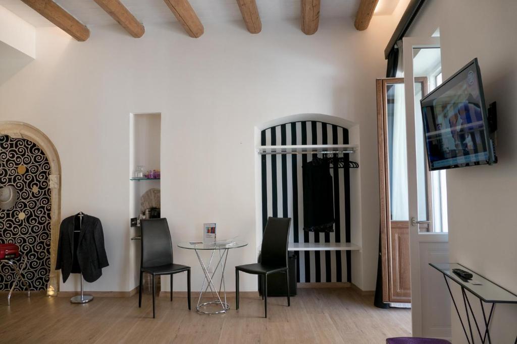 Televízia a/alebo spoločenská miestnosť v ubytovaní MYO Cagliari Charming House