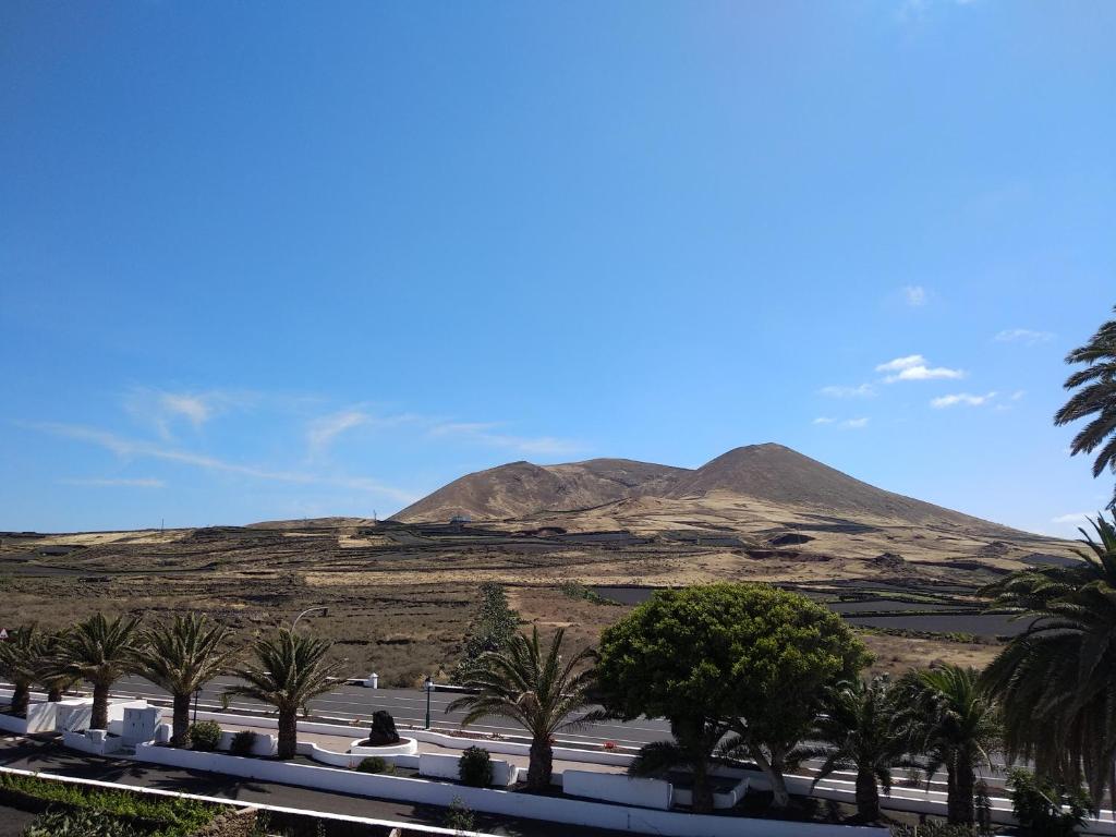 a view of a desert with palm trees and mountains at Casa Helena in Tiagua