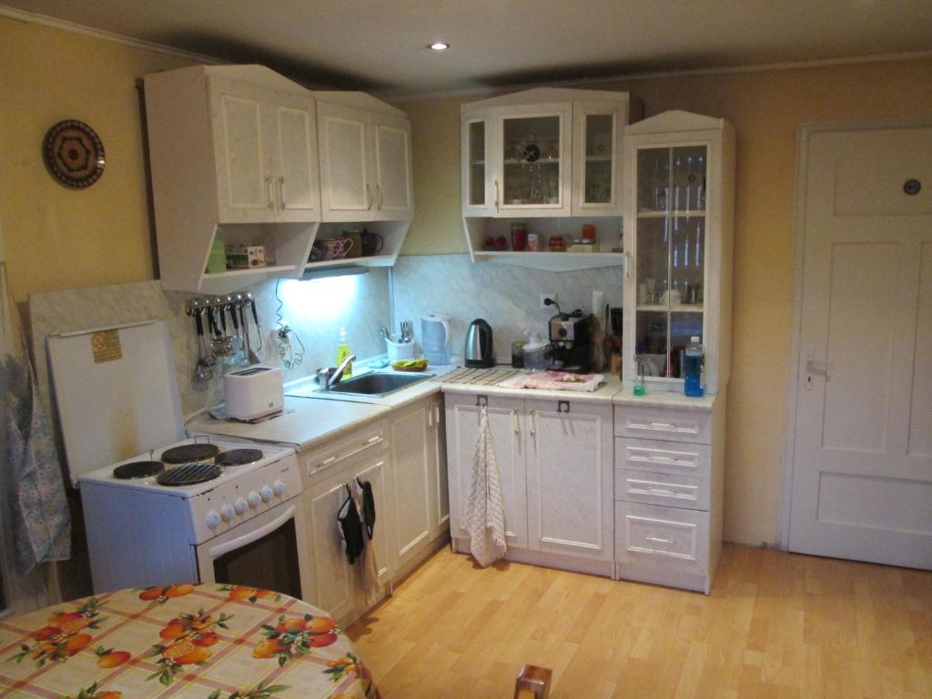 Kuchyň nebo kuchyňský kout v ubytování Ivanovo , rooms for rent for 24 hours, separate kitchen, sauna, hydromassage bath, indoor parking, tavern no pets