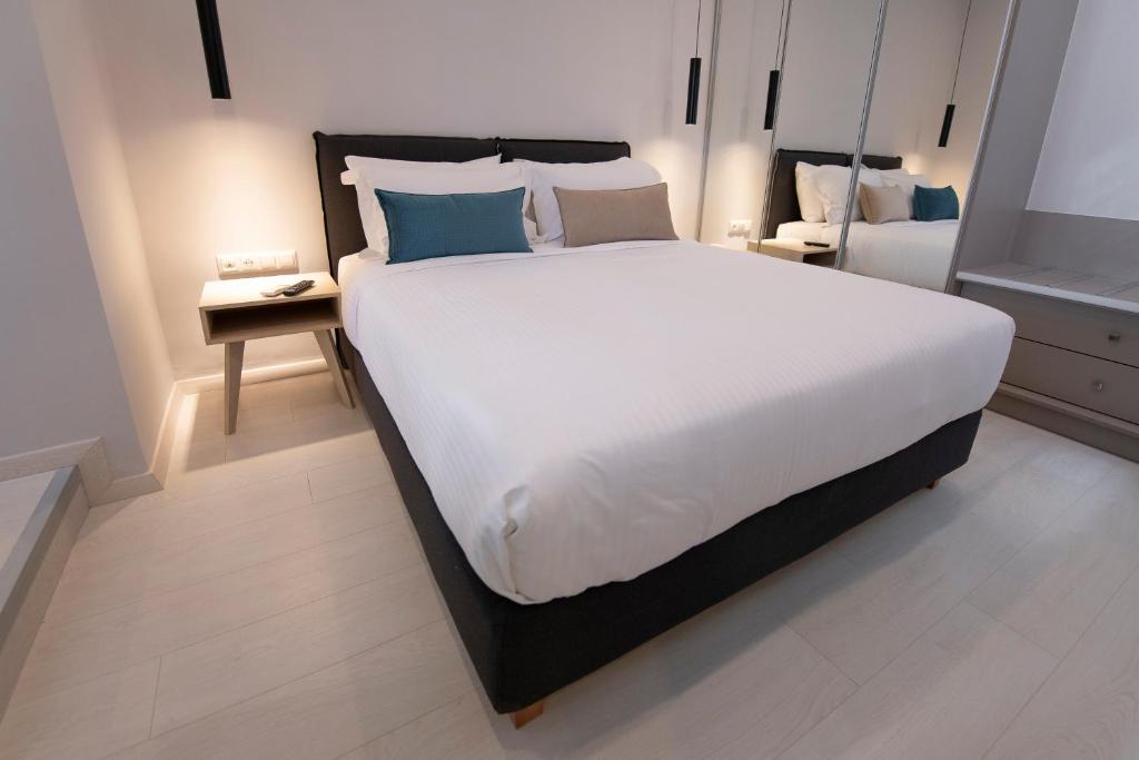 Postel nebo postele na pokoji v ubytování Acropolis Stay