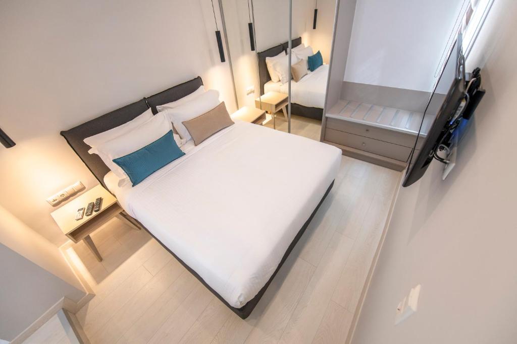 Postel nebo postele na pokoji v ubytování Acropolis Stay