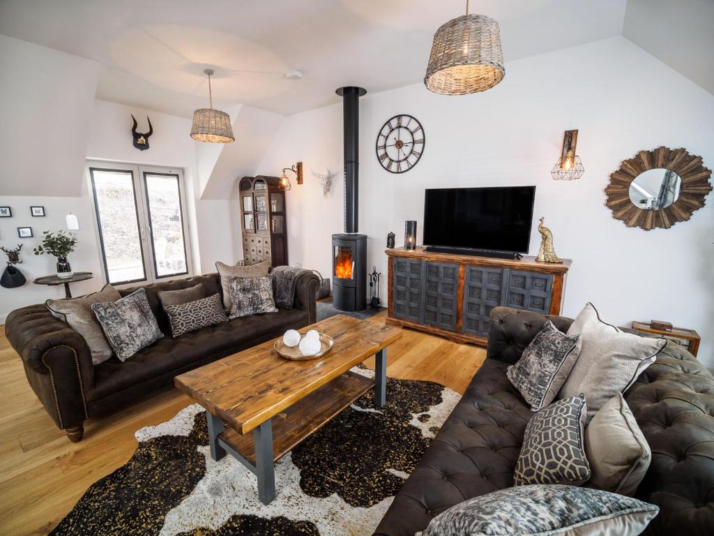 uma sala de estar com um sofá e uma mesa de centro em Taymore Lodge em Kenmore