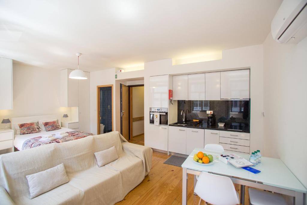 een woonkamer met een bank en een tafel bij LivingPorto Apartments by Porto City Hosts in Porto