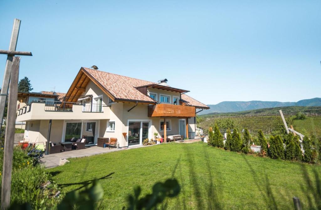 una villa con vista su un cortile di Hermann Gatscher a Bolzano