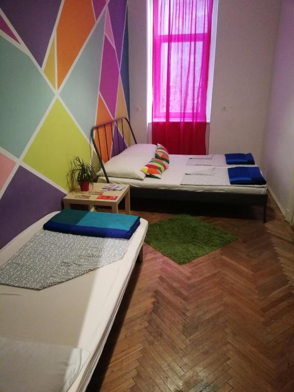 Posteľ alebo postele v izbe v ubytovaní Budapest Party Hostel at Udvarom