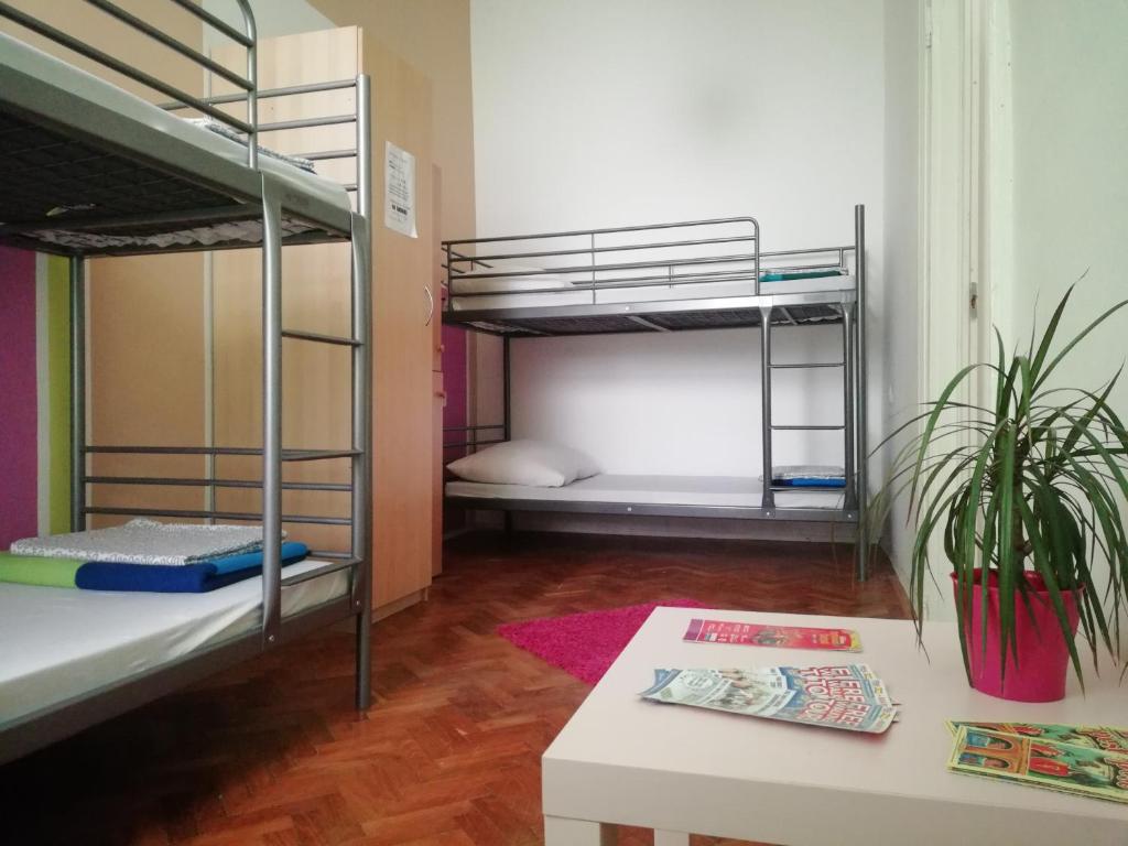Posteľ alebo postele v izbe v ubytovaní Budapest Party Hostel at Udvarom