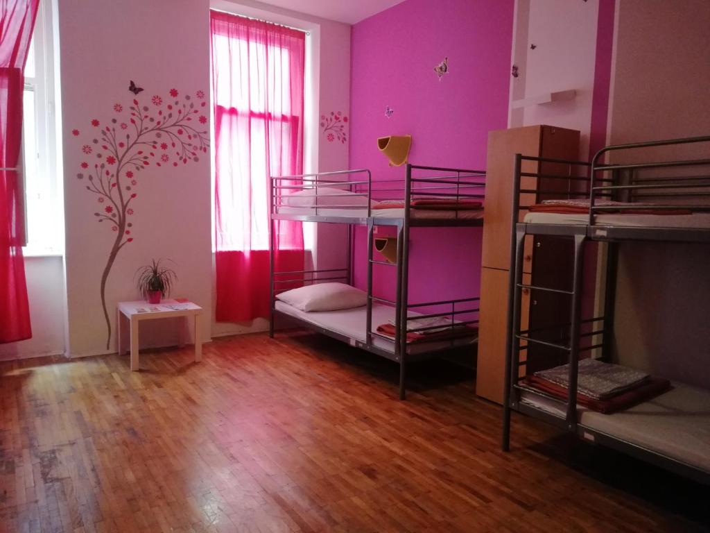 Posteľ alebo postele v izbe v ubytovaní Budapest Party Hostel at Udvarom