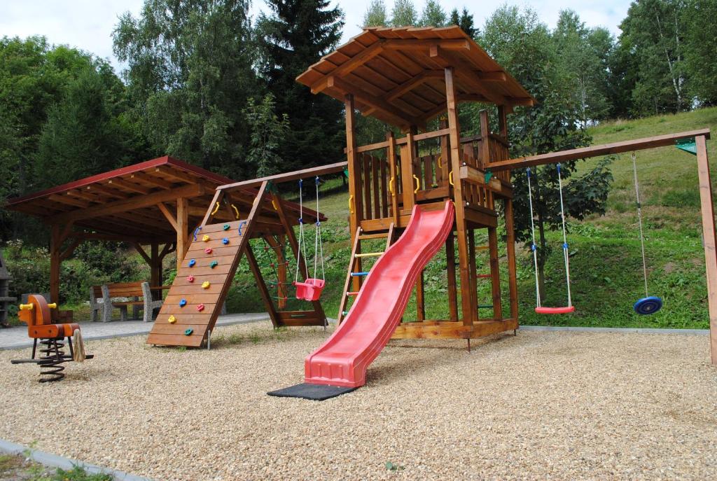 Herní místnost nebo prostor pro děti v ubytování Roubenka-Mila