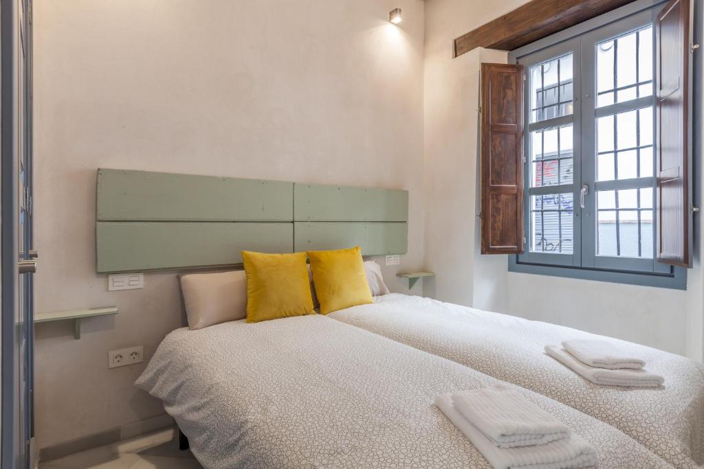 Postel nebo postele na pokoji v ubytování Casas de Sevilla - Apartamentos Tintes12