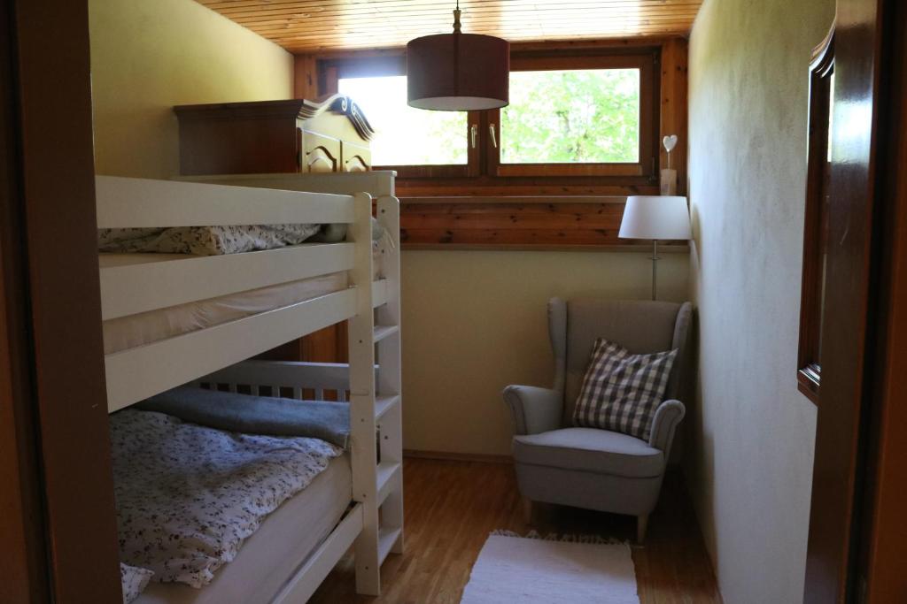 Двухъярусная кровать или двухъярусные кровати в номере Biohof Schmiedbauer