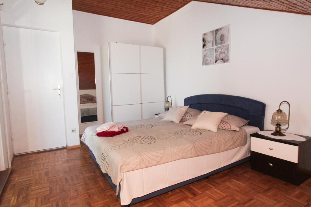Postel nebo postele na pokoji v ubytování Apartment Vatrogasac
