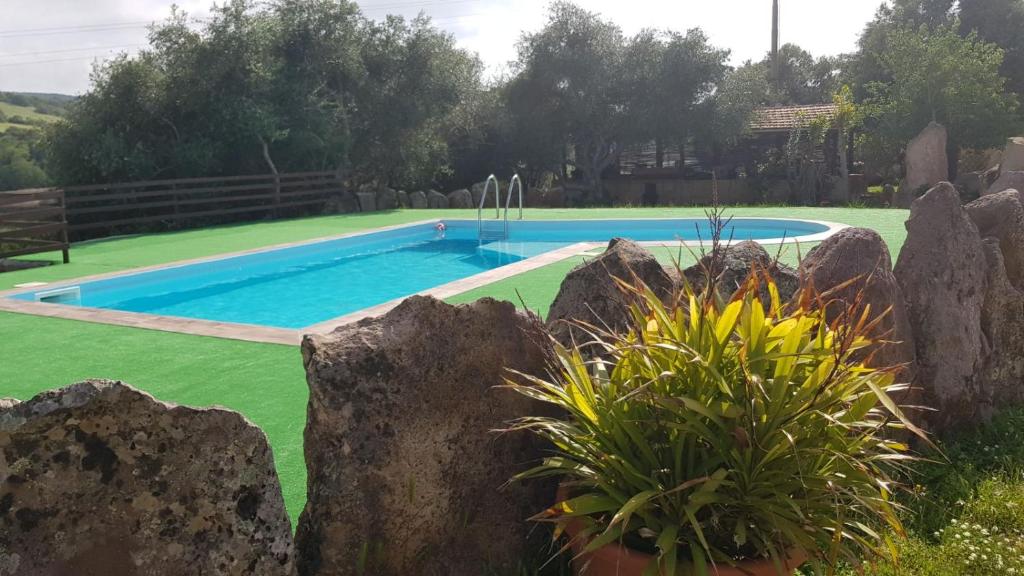 Bazén v ubytování AGRITURISMO SA è PADEDDA nebo v jeho okolí