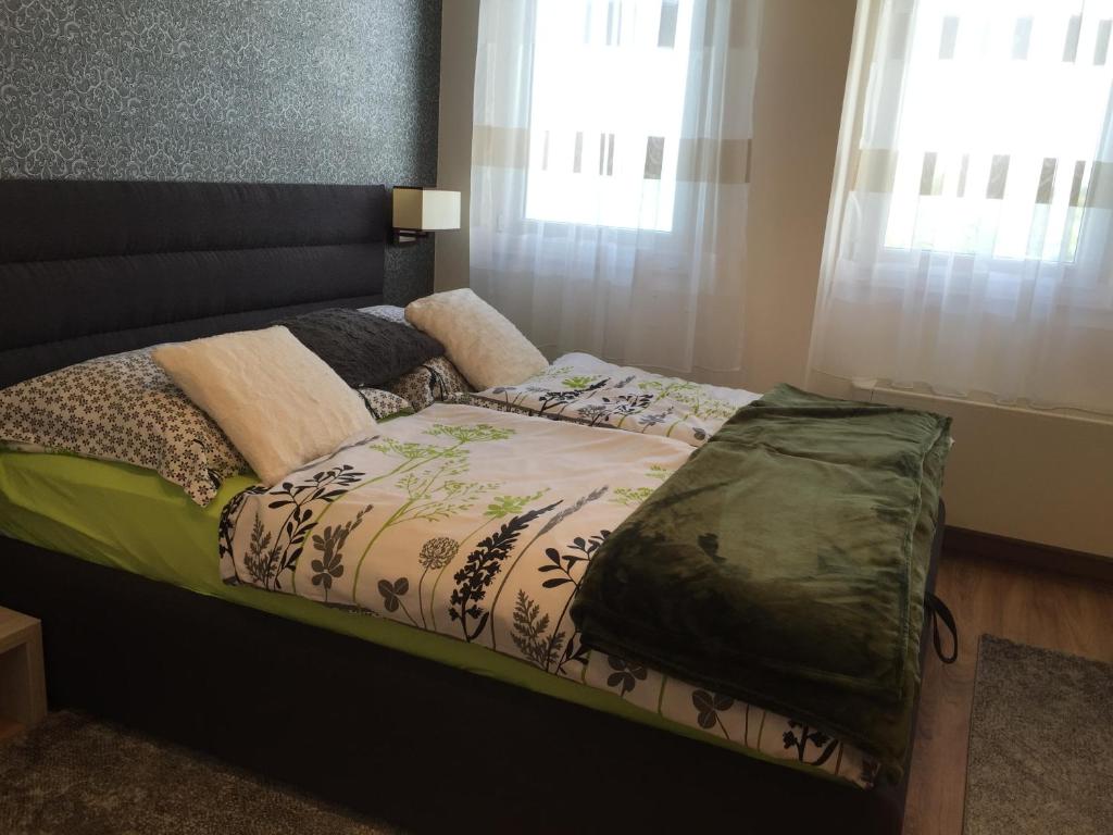 Postel nebo postele na pokoji v ubytování Galerius Golden Beach Apartment