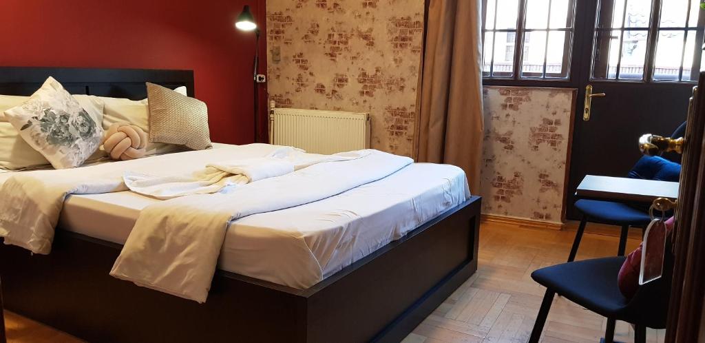 Postel nebo postele na pokoji v ubytování Envoy Hostel and Tours