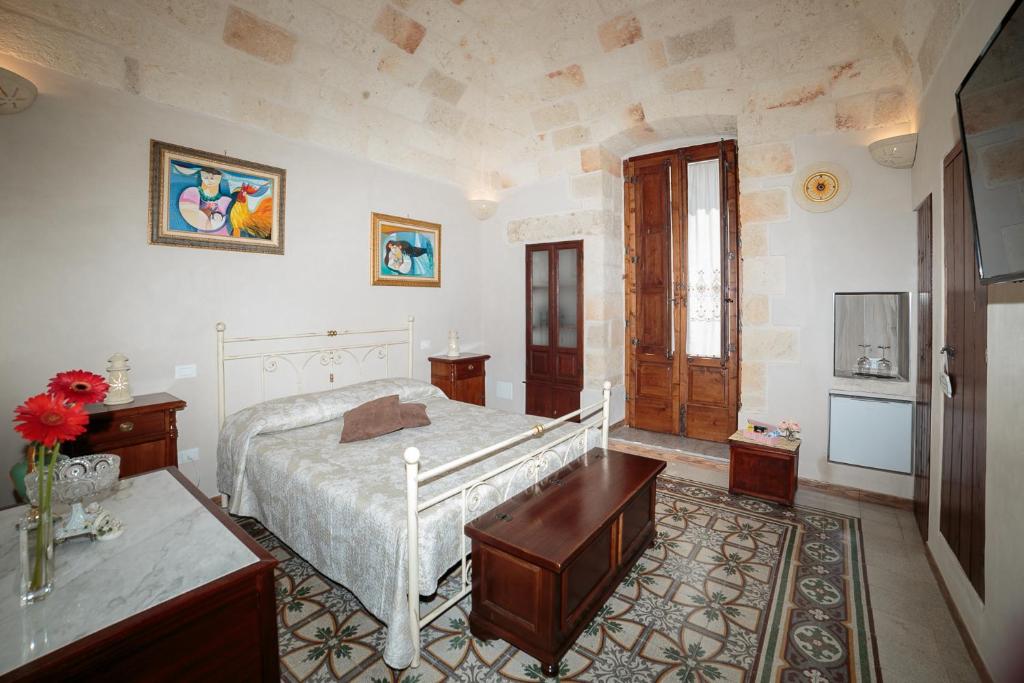 um quarto com uma cama e uma mesa em Torres Suite em Polignano a Mare