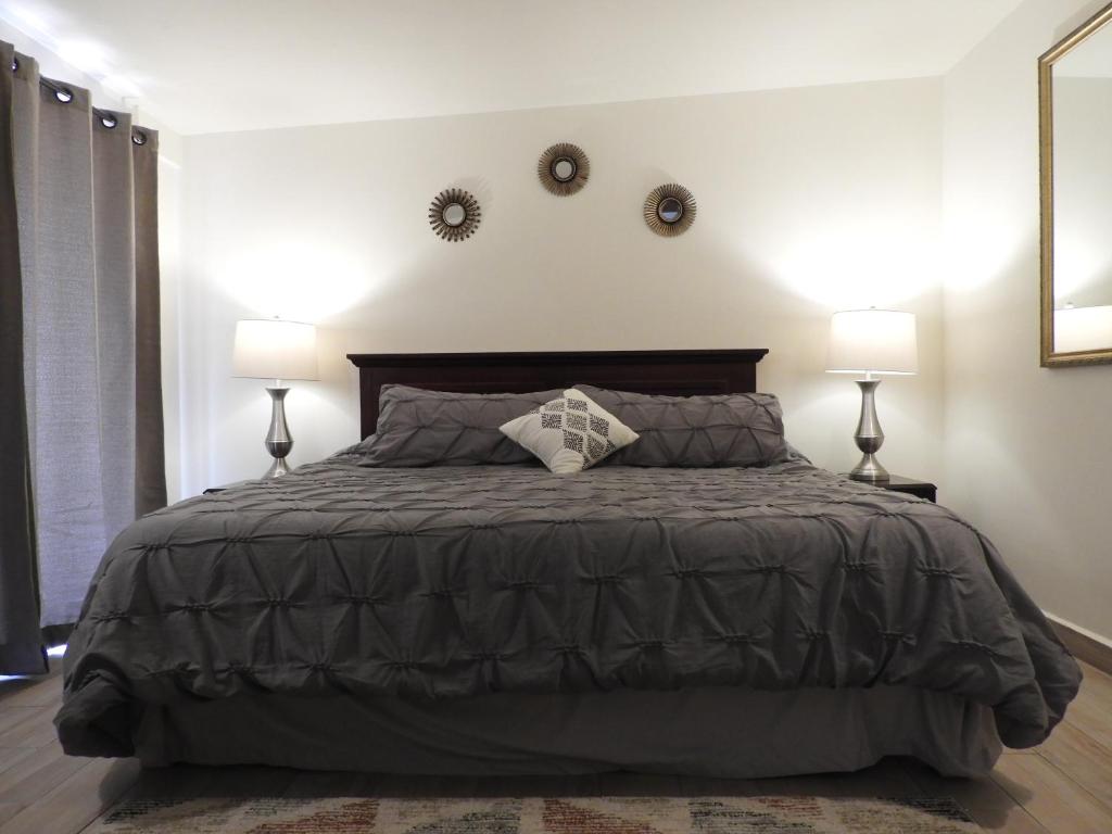 Una cama o camas en una habitación de Casona San Cayetano Suites & Lofts by SCE
