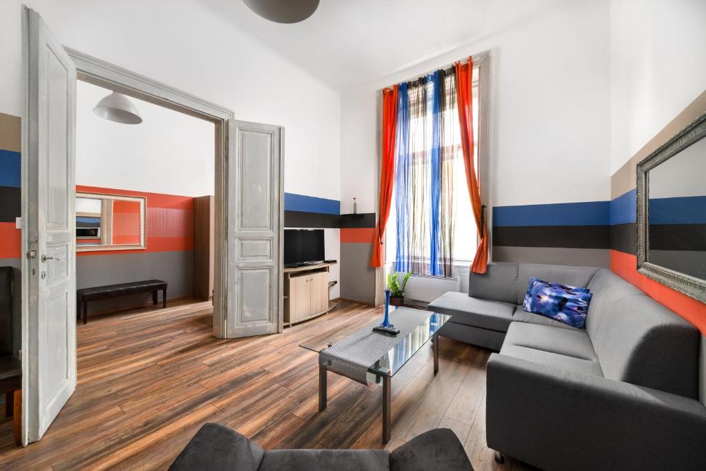 un soggiorno con divano e tavolo di Karma Boutique Apartments a Budapest