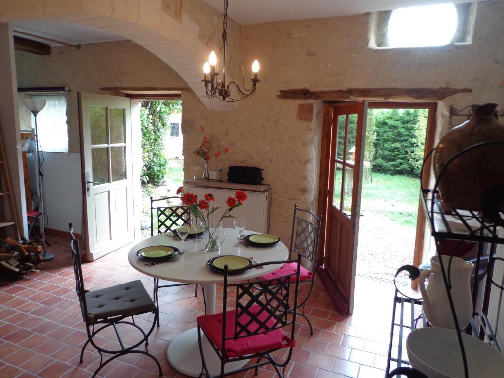 Huisseau-sur-CossonにあるGite du Colombier - Charme et Vieilles Pierresのキッチン(テーブル、椅子付)