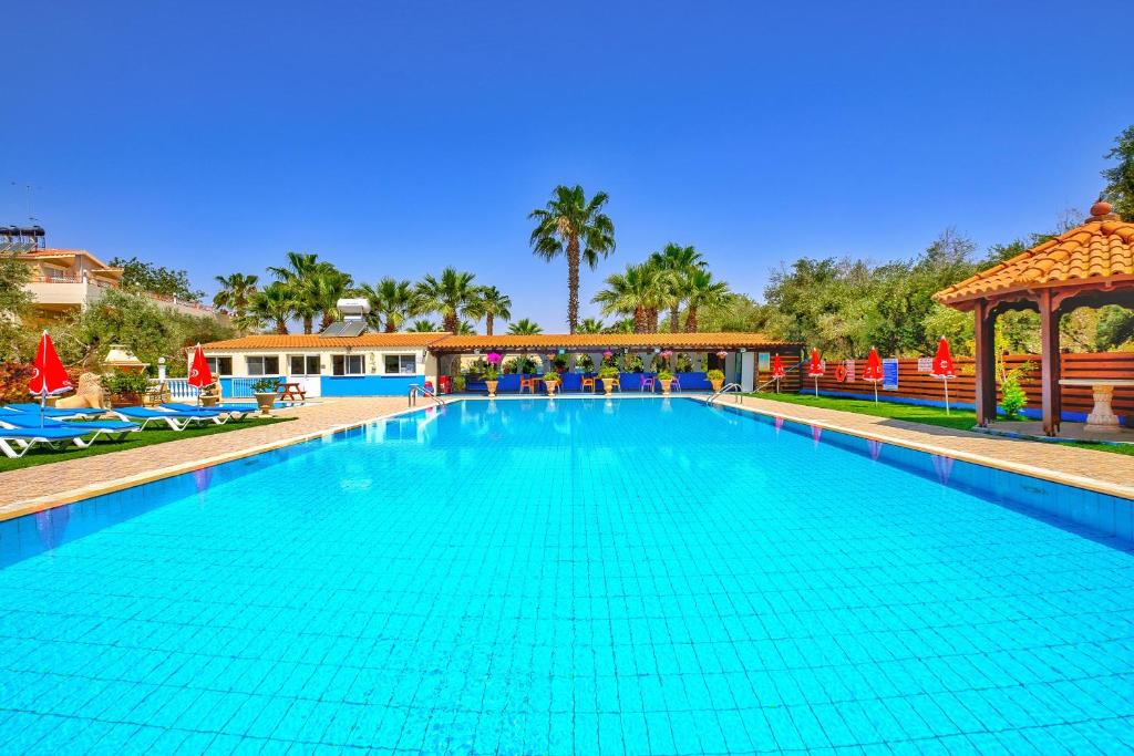 une grande piscine dans un complexe dans l'établissement Hadjios Valley, à Mazotos