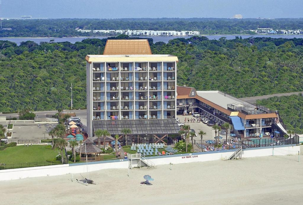 um hotel na praia ao lado da praia em Sun Viking Lodge - Daytona Beach em Daytona Beach