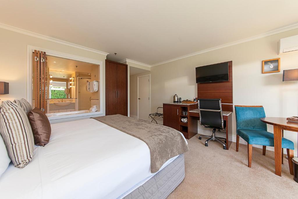 VR Rotorua Lake Resort - King Room With Garden View