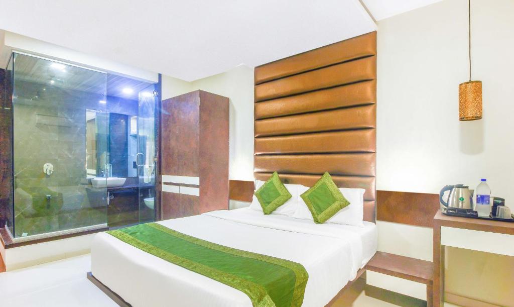 een slaapkamer met een bed en een groot raam bij Treebo Trend Blue Moon Powai in Mumbai
