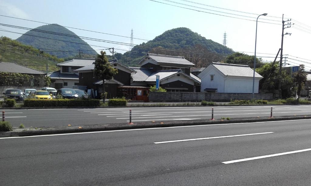 高松市にあるkaeru Guest houseの家屋や車が並ぶ空道