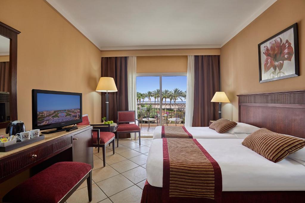 TV a/nebo společenská místnost v ubytování JAZ Mirabel Resort