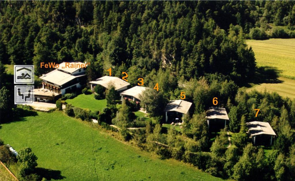 een luchtfoto van een huis in een veld bij Chalets St. Wendelin in Telfs