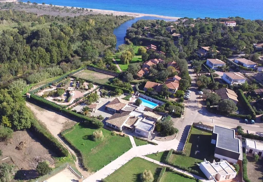 een luchtzicht op een landgoed met een rivier en huizen bij Hotel Olmuccio in Sainte-Lucie de Porto-Vecchio