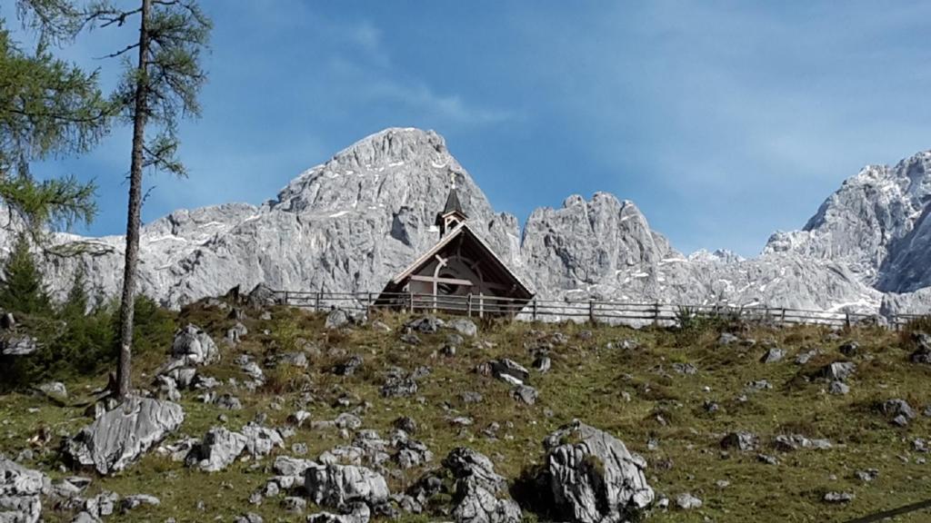 Nespecifikovaný výhled na hory nebo výhled na hory při pohledu z penzionu