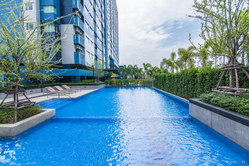 una piscina blu di fronte a un edificio di Sea View Cha Am a Petchaburi