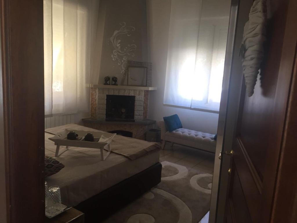 een woonkamer met een bed en een open haard bij Casa Stella in Bastia Umbra