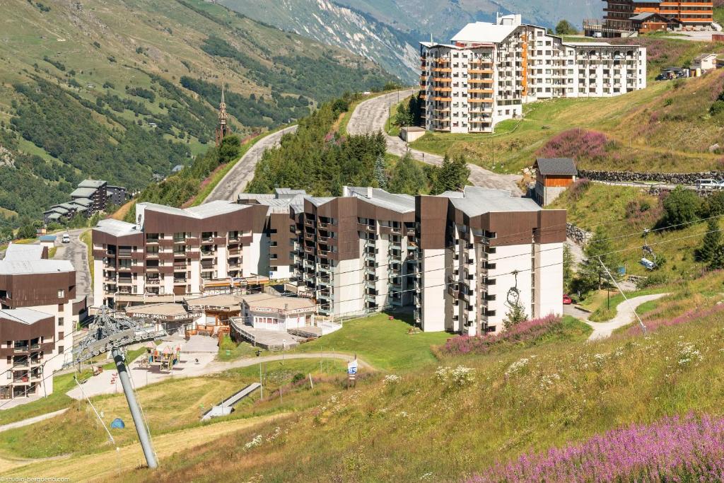 an aerial view of a building on a hill at Résidence Pierre & Vacances Les Combes in Les Menuires
