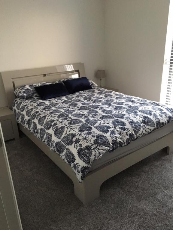 ポーツチュワートにあるThe Hatheransのベッドルーム1室(青と白の掛け布団付きのベッド1台付)