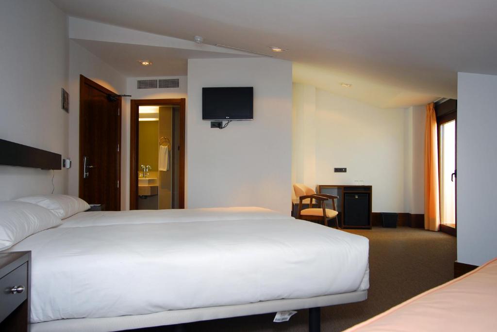 Postel nebo postele na pokoji v ubytování Hotel Domus Plaza Zocodover