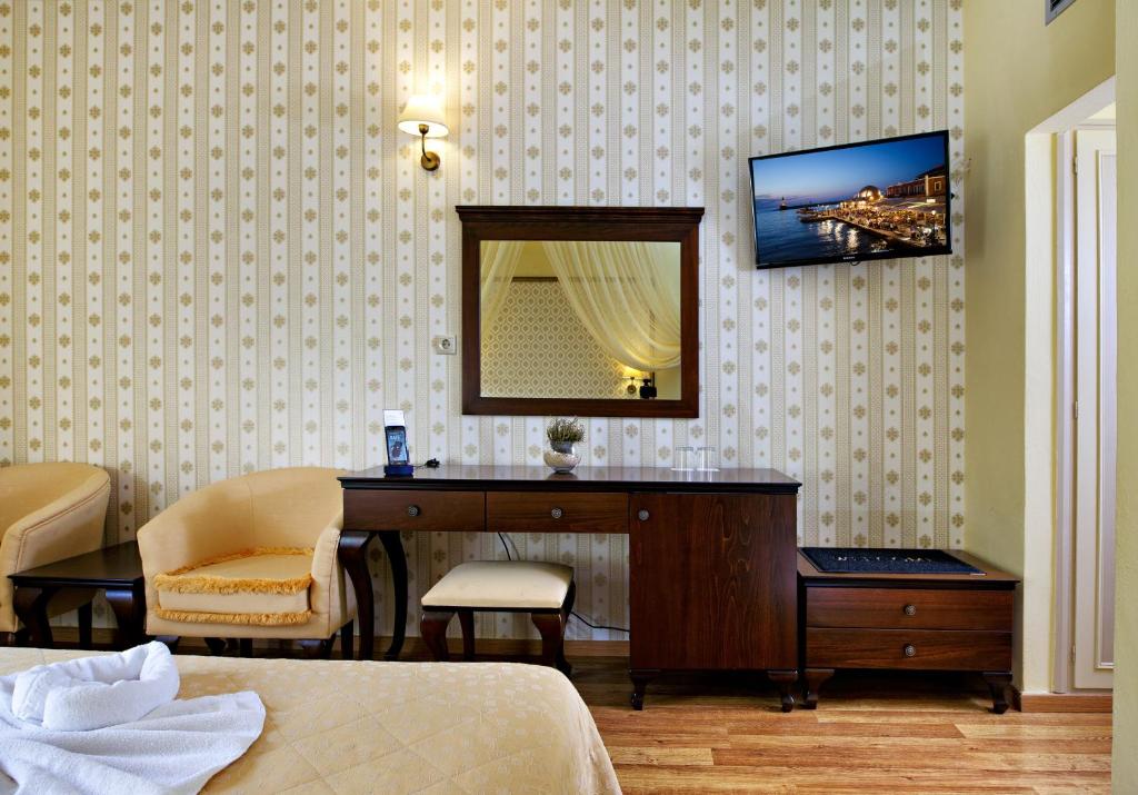 TV a/nebo společenská místnost v ubytování Halepa Hotel