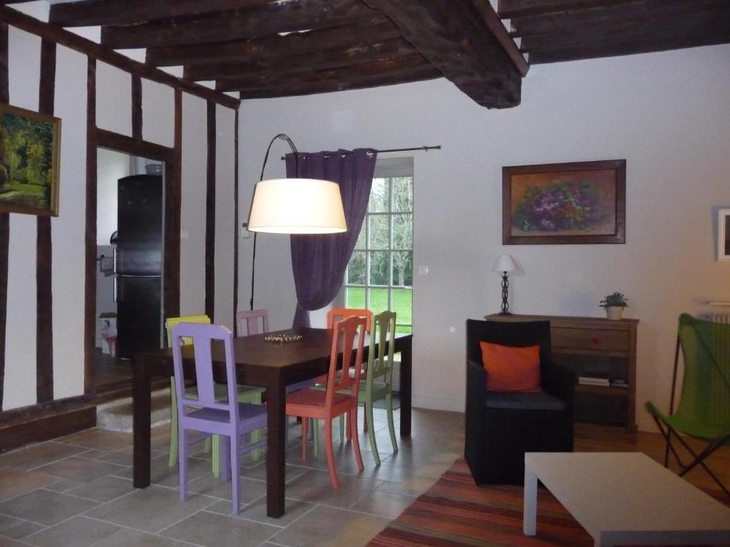 - une salle à manger avec une table et des chaises dans l'établissement La Maison d'à Côté, à Aleçon