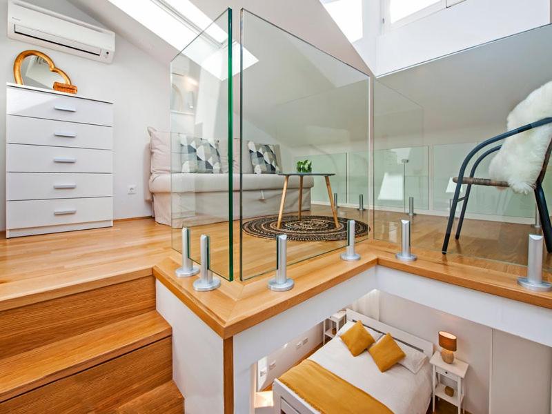 pokój ze szklaną obudową na stole w obiekcie Casa Dora w Rovinj