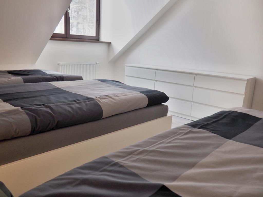 Łóżko lub łóżka w pokoju w obiekcie Pension Anja