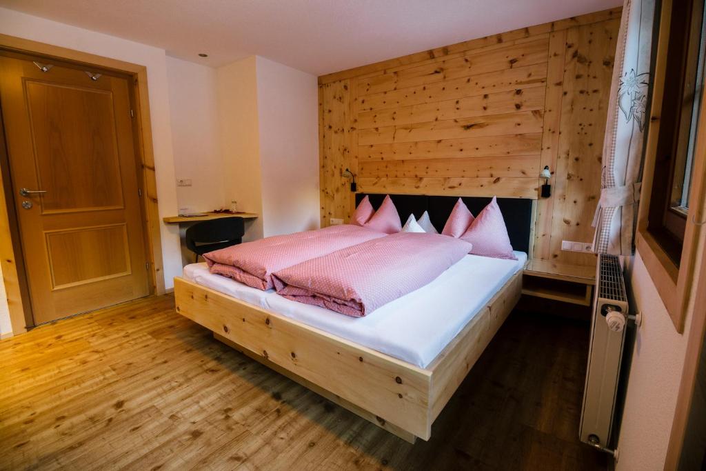 Postel nebo postele na pokoji v ubytování Gaestehaus Berger
