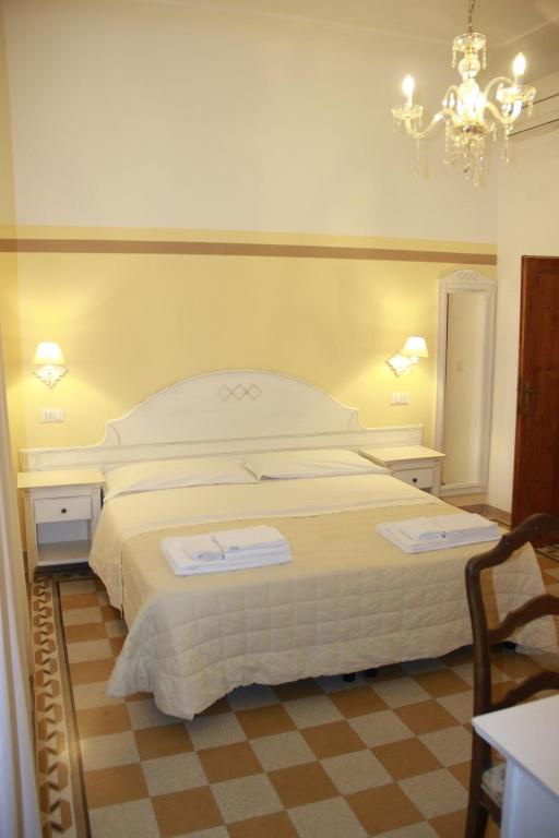 Łóżko lub łóżka w pokoju w obiekcie Guest House Domo Florenzia