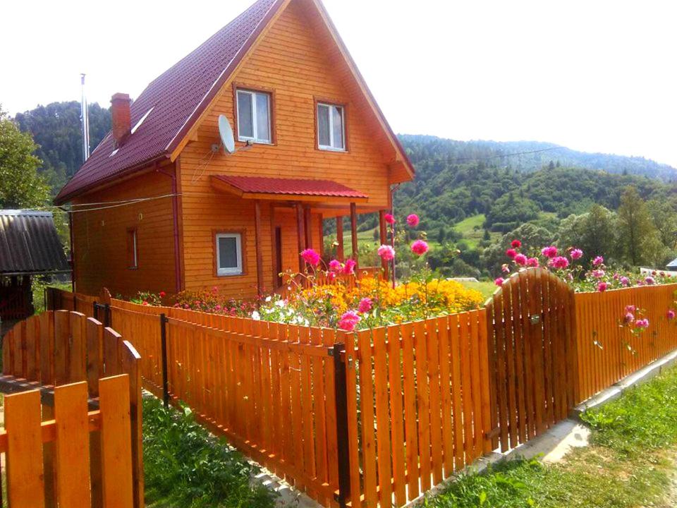 KozevoにあるFelice Riposoの花の庭が目の前にある家